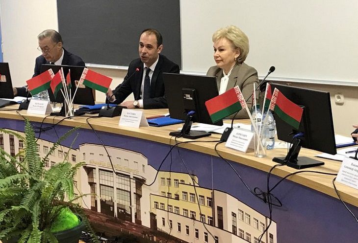 Семьи с детьми. Минтруда заявляет о расширении мер поддержки с 2021 года