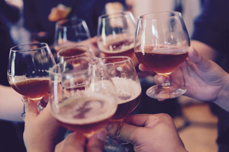 Ученые назвали три возраста, когда пить алкоголь опаснее всего