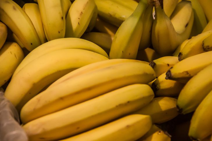5 способов применения банановой кожуры в быту    