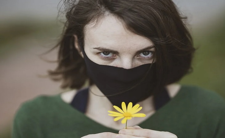 Почему опасно носить маски черного цвета, рассказали эксперты    