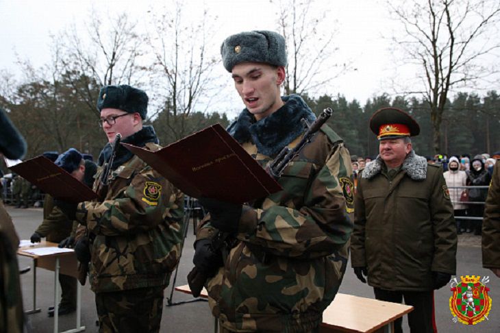 Цифра дня. Вот сколько белорусов сегодня принесли военную присягу