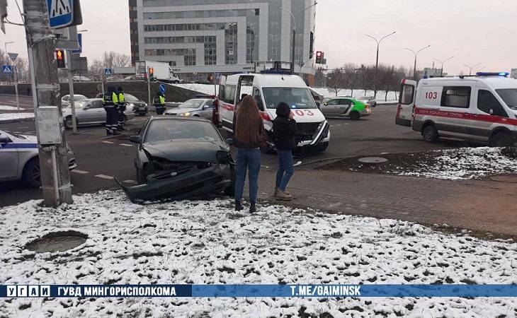 Скорая помощь и легковушка столкнулись на перекрестке в Минске