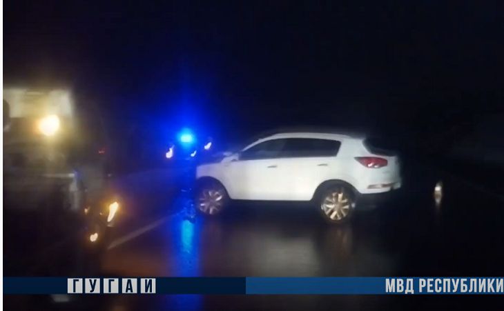 На трассе М3 водитель легковушки хотел помочь пассажирам вылетевшей в кювет маршрутки и был сбит насмерть