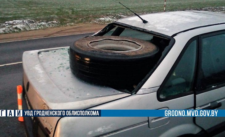Под Гродно оторвавшимся колесом МАЗа повредило два автомобиля