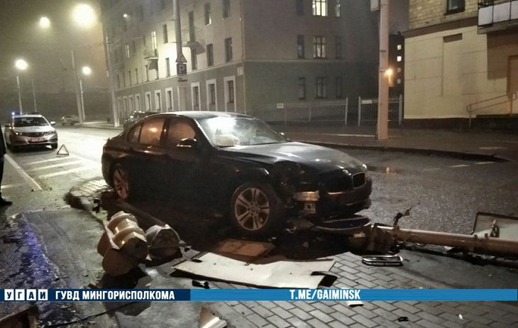 BMW снес светофор в центре Минска