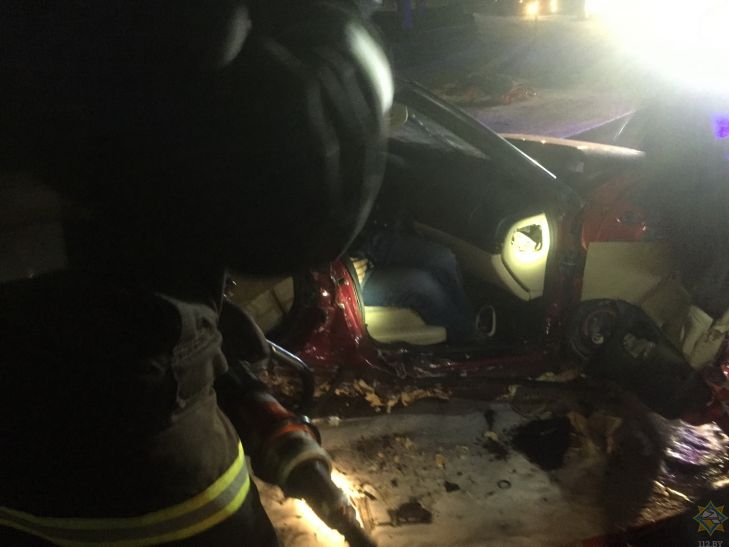 ДТП в Мозыре: люди оказались зажаты в автомобиле