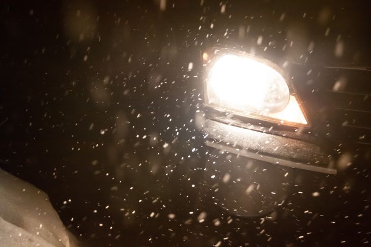 Автоэксперты рекомендуют «моргать» фарами перед запуском двигателя зимой. Вот зачем это нужно