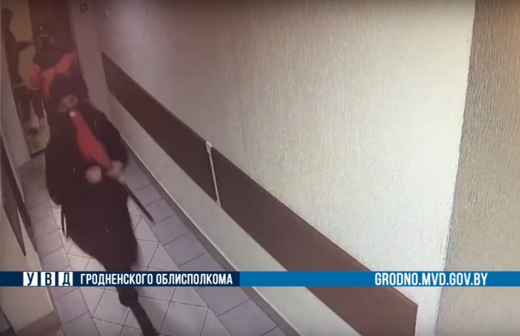 Житель Гродно снял со здания государственный флаг. Через минуту молодого человека задержали