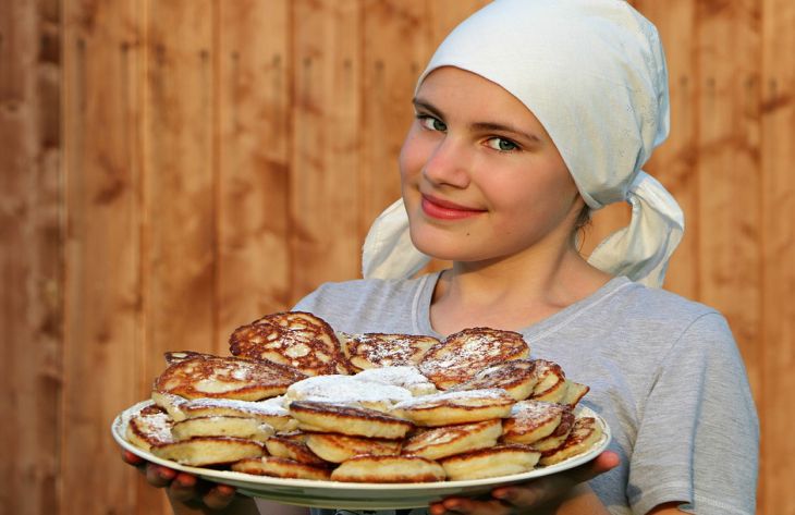 Зачем опытные кулинары добавляют минералку в тесто для оладий: хитрость, о которой мало кто знает