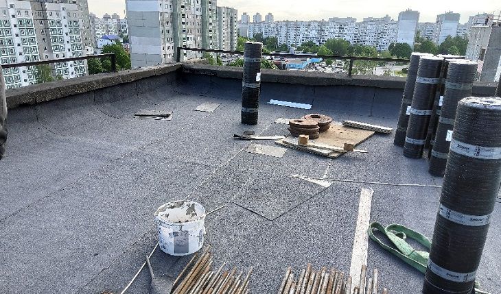 В Минске с крыши многоэтажки упал кровельщик: СК выяснил, что произошло
