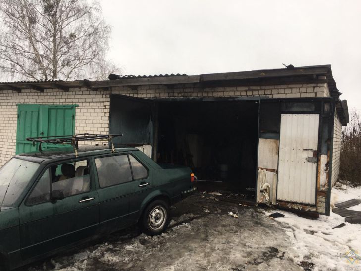 В Житковичах мужчина пытался самостоятельно потушить пожар в гараже: вот чем это закончилось