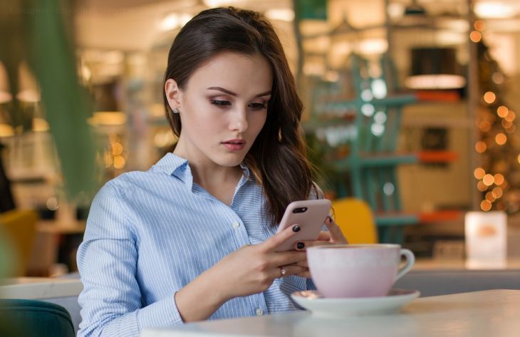 Почему мы иногда заходим на страницу к бывшим: психологи дали простое объяснение