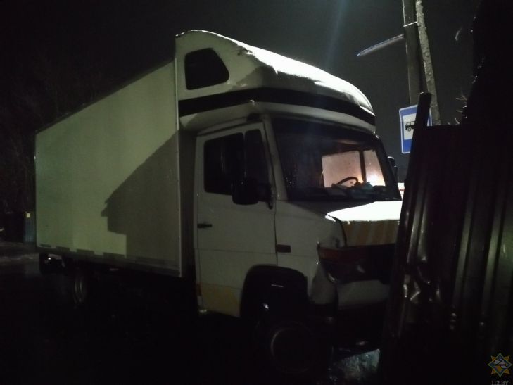 ДТП в Бобруйске: между грузовиком и деревом оказались зажатыми два человека
