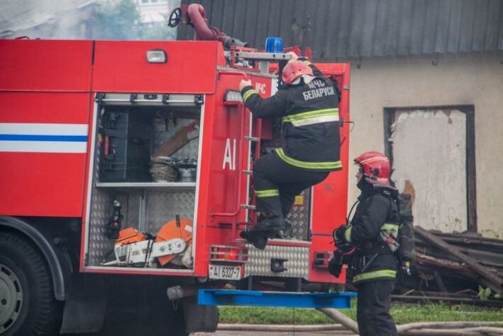 В Лиозно горел производственный корпус: сотрудники МЧС эвакуировали 9 работников