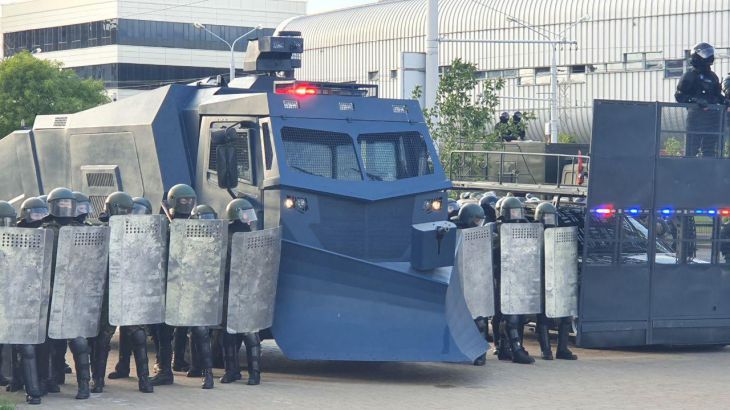 Воскресное утро в Минске: автозаки и колонна военной техники замечены на дорогах     