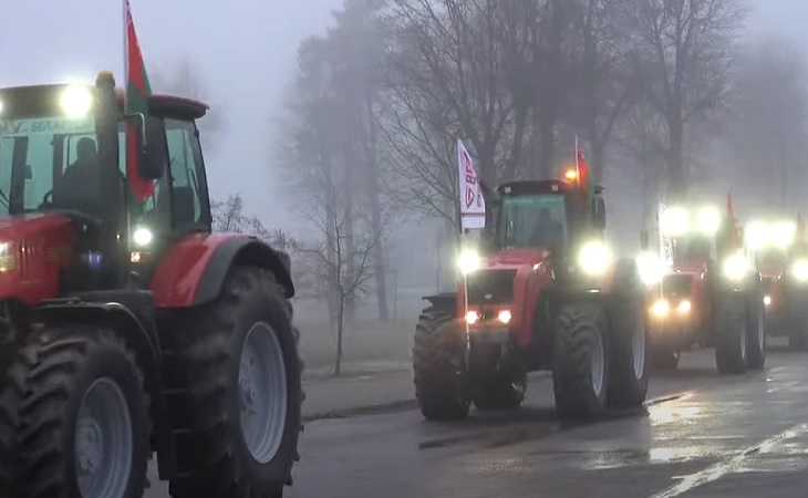 Колонна тракторов Belarus с госфлагами проехалась по Минску. Узнали, что это было     