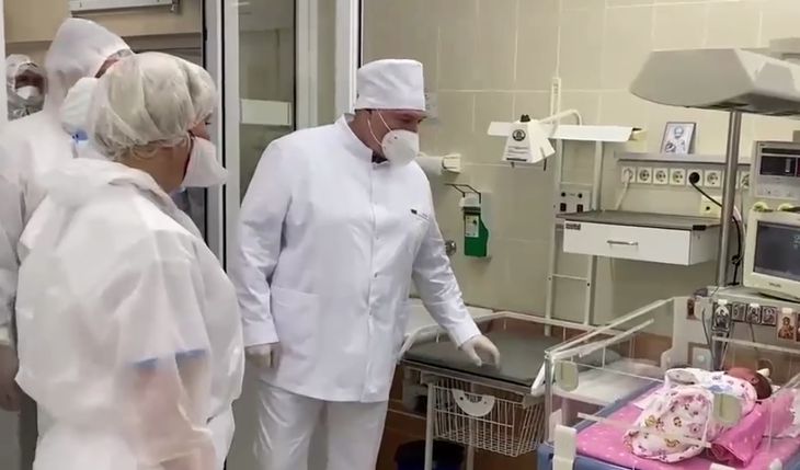 Посещая самого маленького витебчанина «в красной зоне», Лукашенко был в маске и перчатках