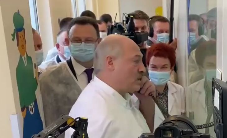 Мы с тобой встретимся в 12 часов ночи. Включи телевизор: Лукашенко в РНПЦ детской онкологии пообщался с ребенком