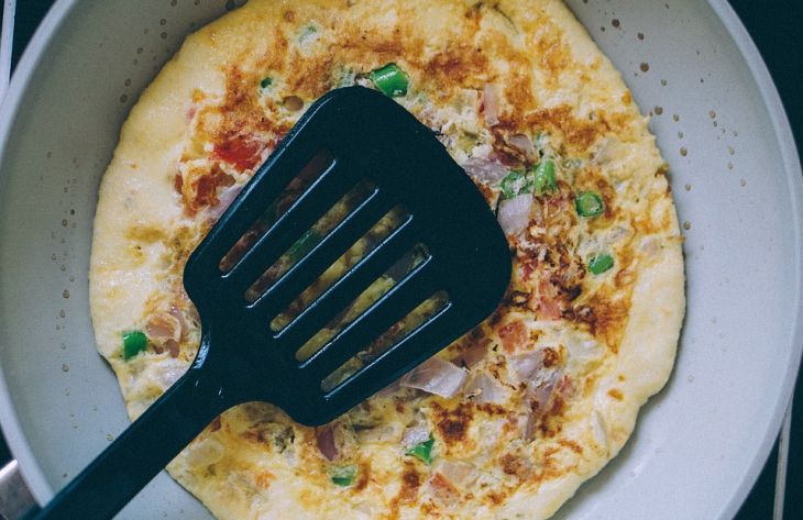 Как приготовить вкусный омлет с колбасой на завтрак: отличный рецепт Как приготовить вкусный омлет с колбасой на завтрак: отличный рецепт