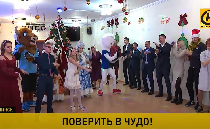 Виктор Лукашенко станцевал макарену на новогоднем детском празднике     
