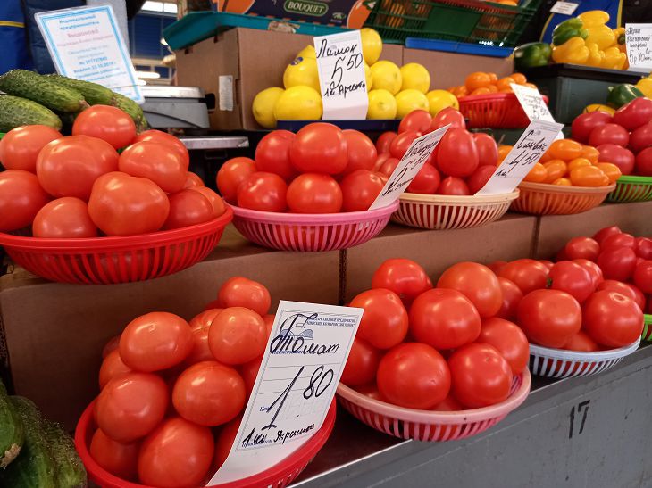 Цены на овощи 2024. Овощи в Белоруссии. Овощи на белорусском. Овоци. Картофель и томаты на прилавке.