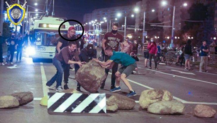 Хлопали руками, блокировали движение камнями. Парень из Могилевщины за инцидент в Минске попал под уголовное дело Хлопали руками, блокировали движение камнями. Парень из Могилевщины за инцидент в Минске попал под уголовное дело