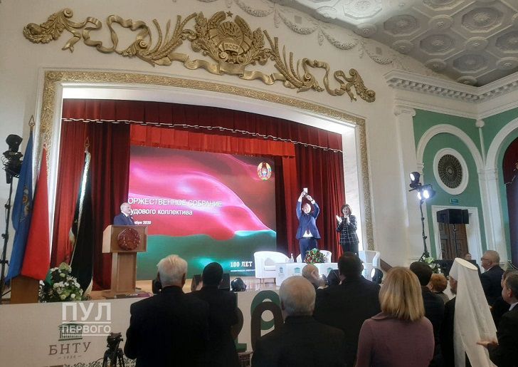 Впервые в истории. Лукашенко вручил БНТУ Орден Трудовой Славы