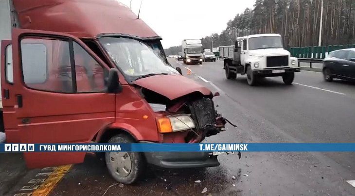 Серьезная авария на МКАД: бус протаранил трактор