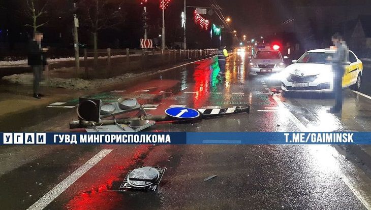 В Минске «Шкода» снесла светофор: на водителя составили протокол