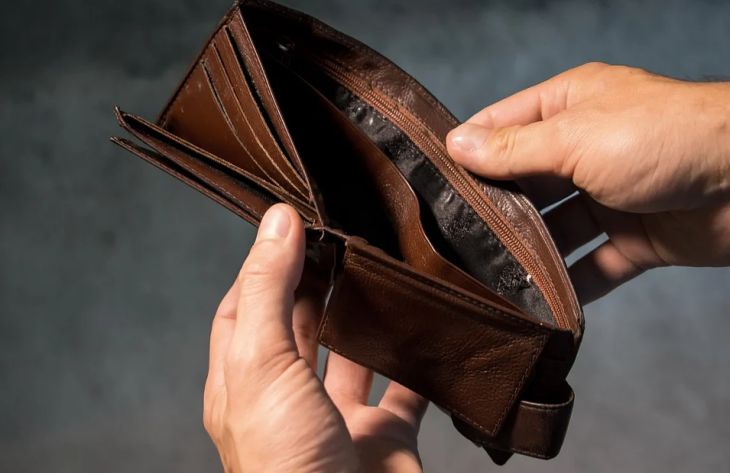 Какие привычки приводят к бедности: специалисты назвали главные