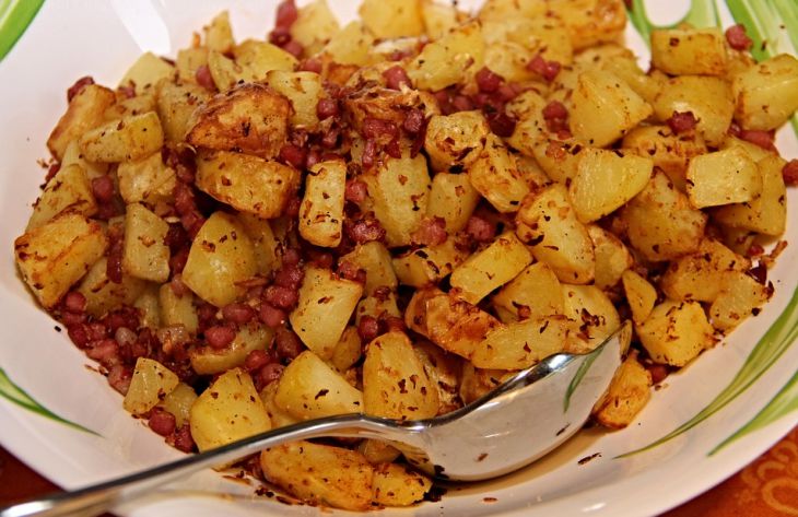 Назван простой способ улучшить вкус жареной картошки