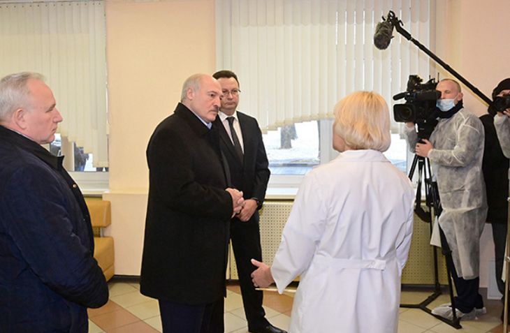 Лукашенко о посещении больниц: Мне накануне приезда не шьют халат, штаны, майку, шапочку