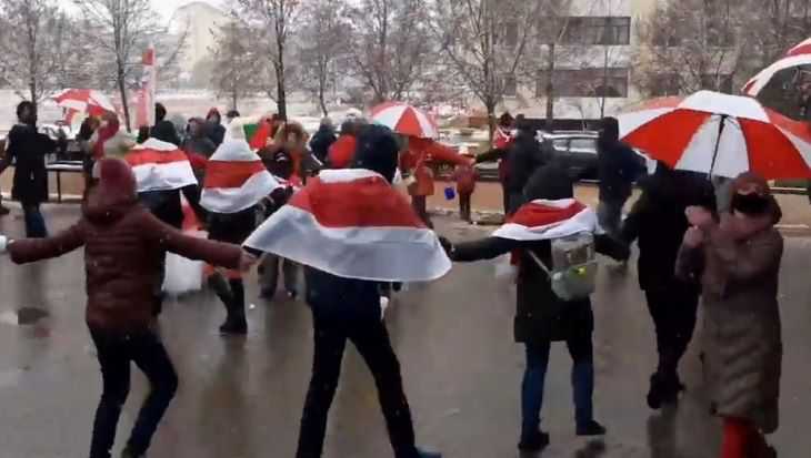 Какое наказание вынесли 87-летней пенсионерке из Минска за БЧБ-флаг на балконе    