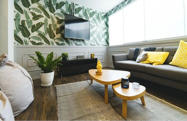 Как правильно выбирать обои в гостиную: 3 совета дизайнеров