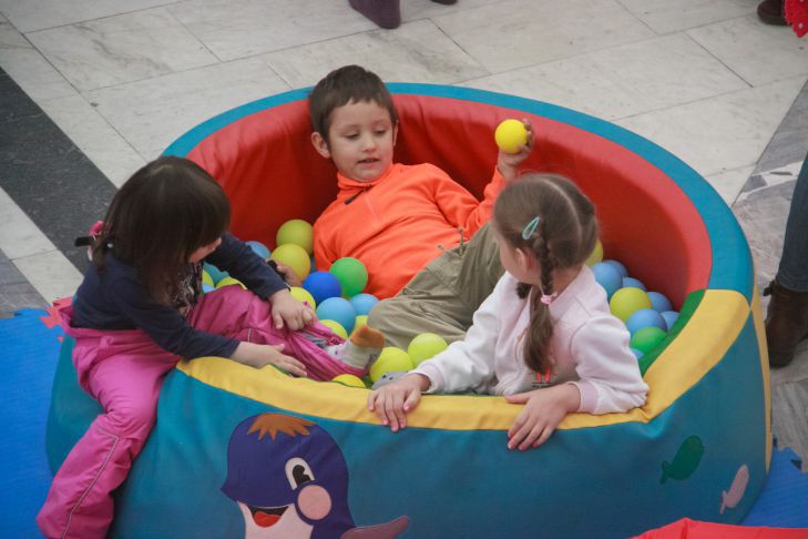 В садах и школах Минска не будут отменять новогодние утренники из-за коронавируса