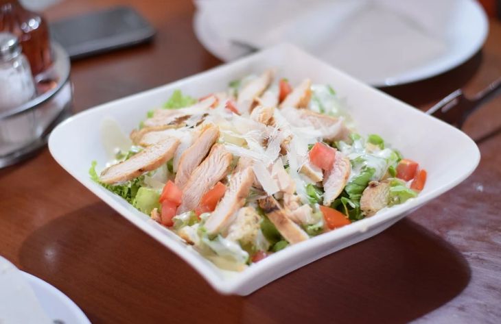 Какие ошибки портят вкус салата Цезарь Какие ошибки портят вкус салата Цезарь