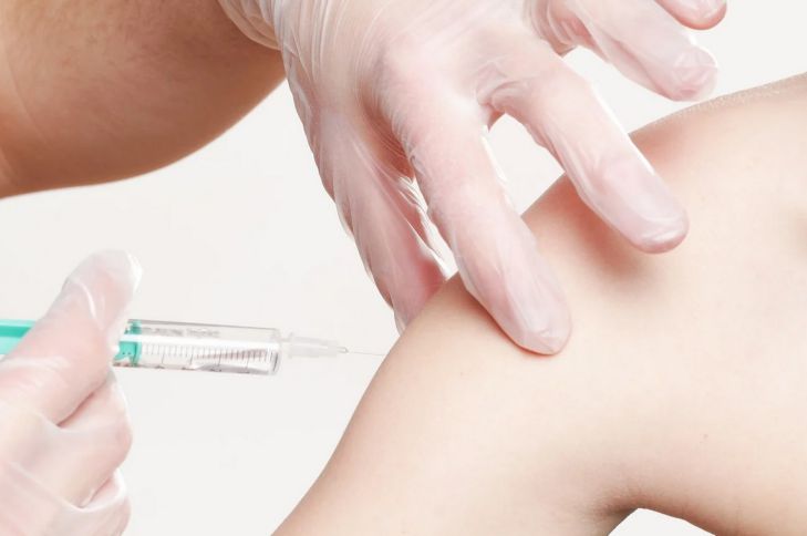 В Швейцарии пациент умер после прививки вакциной от COVID-19 В Швейцарии пациент умер после прививки вакциной от COVID-19