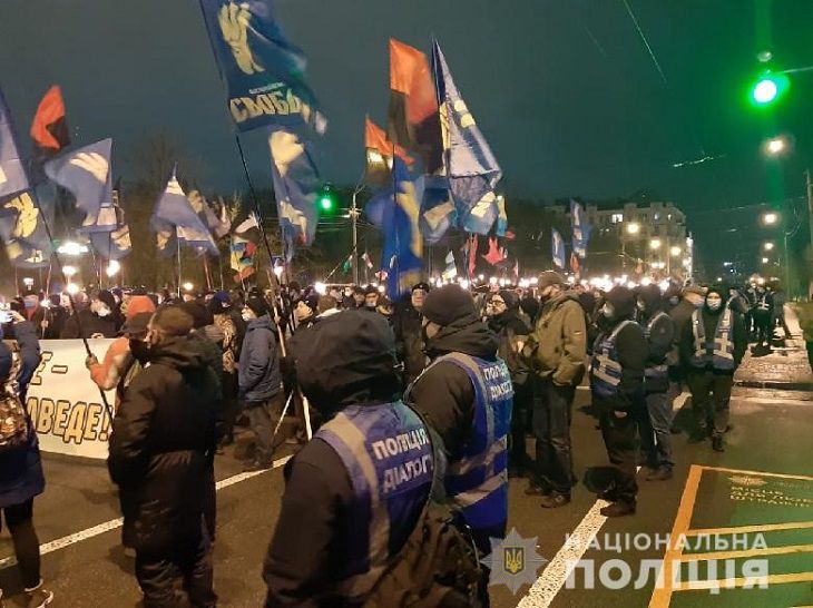 Новый год в Украине: в Киеве прошло факельное шествие в честь Бандеры