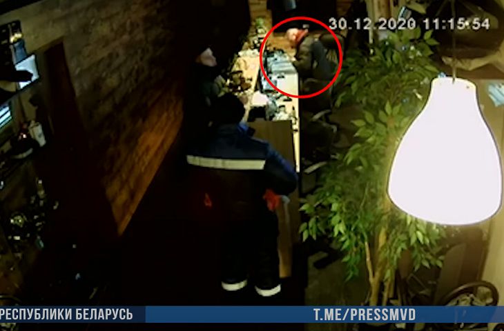 Водитель из Вилейского района присвоил $12 000 начальника и отметил Новый год с размахом