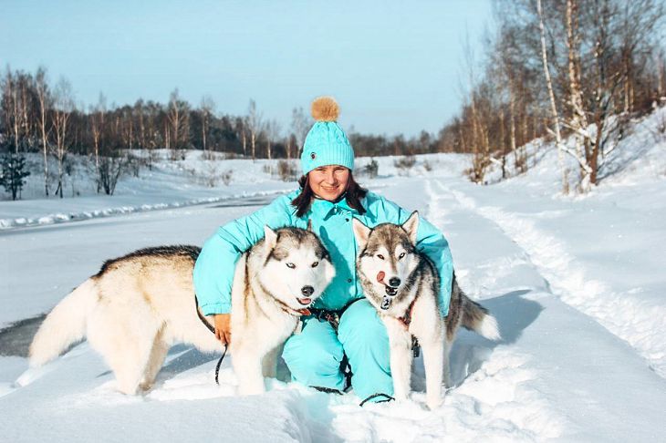 девушка с собаками
