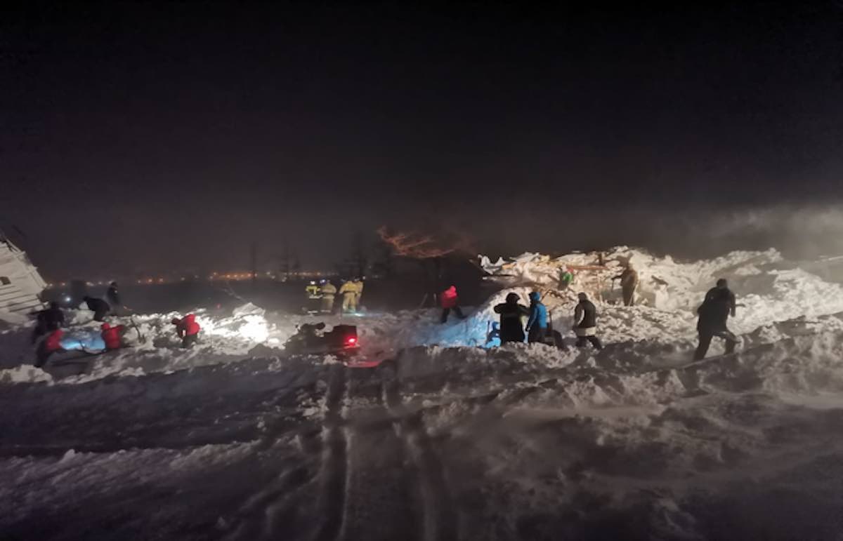  Семью из четырех человек нашли живыми в после схода лавины в горнолыжном комплексе