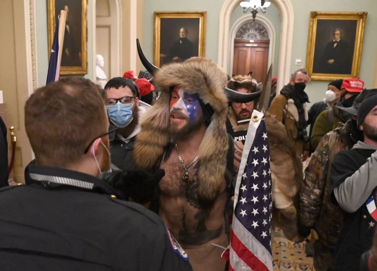 Стало известно, кто этот американец в костюме викинга, ставший лицом штурма Капитолия