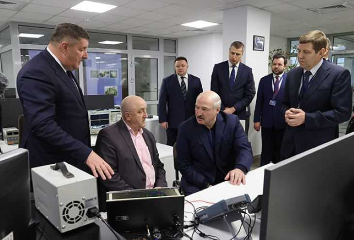 Лукашенко поддерживает массовый переход на электромобили 