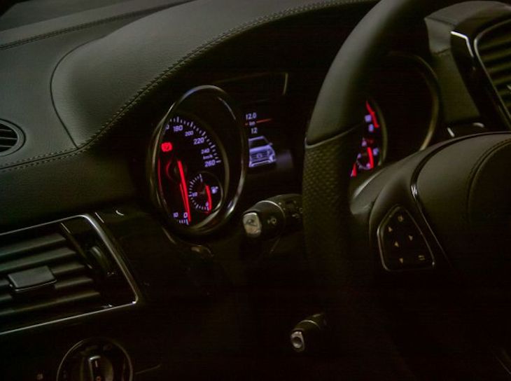 В Минске автомобиль сбил девушку на переходе и скрылся с места ДТП автомобиль