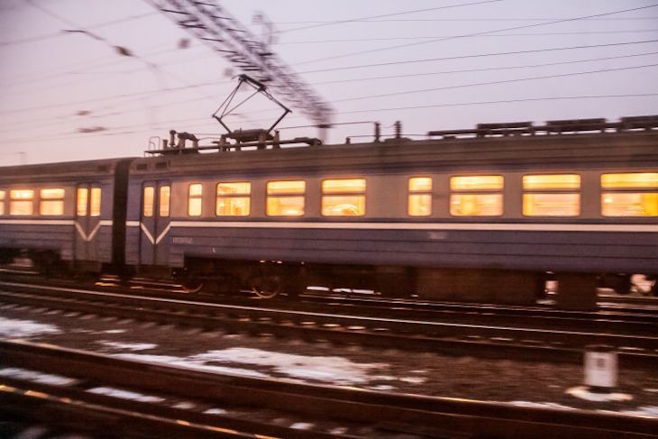 БЖД призывает водителей строго соблюдать правила дорожного движения на переездах поезд