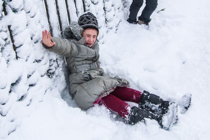 Синоптики рассказали, сколько дней белорусов будут кусать сильные морозы снег