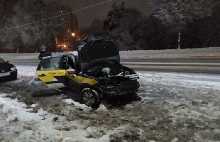 В Могилеве автомобиль такси попал в ДТП и загорелся