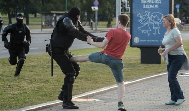 Три удара кулаком в лицо и удар ногой в пах. Парень из Минска бил омоновца Три удара кулаком в лицо и удар ногой в пах. Парень из Минска бил омоновца