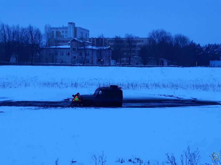 Автомобиль провалился под лед на озере в Калинковичах. В МЧС показали, как его доставали автомобиль