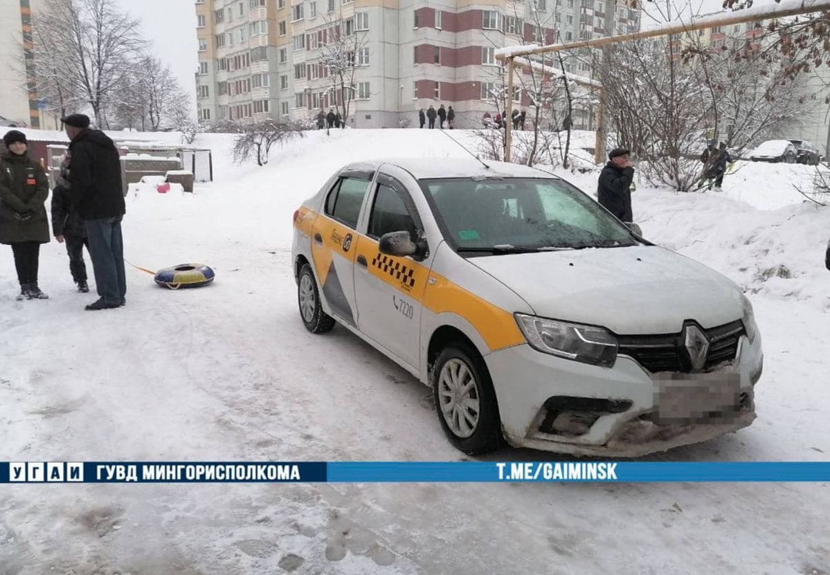 В Минске автомобиль сбил катающегося на санках ребенка